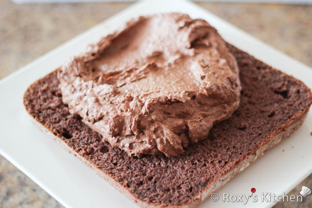 Place the first layer of the cake, moist it with syrup and spread half of the chocolate ganache and walnut filling.
