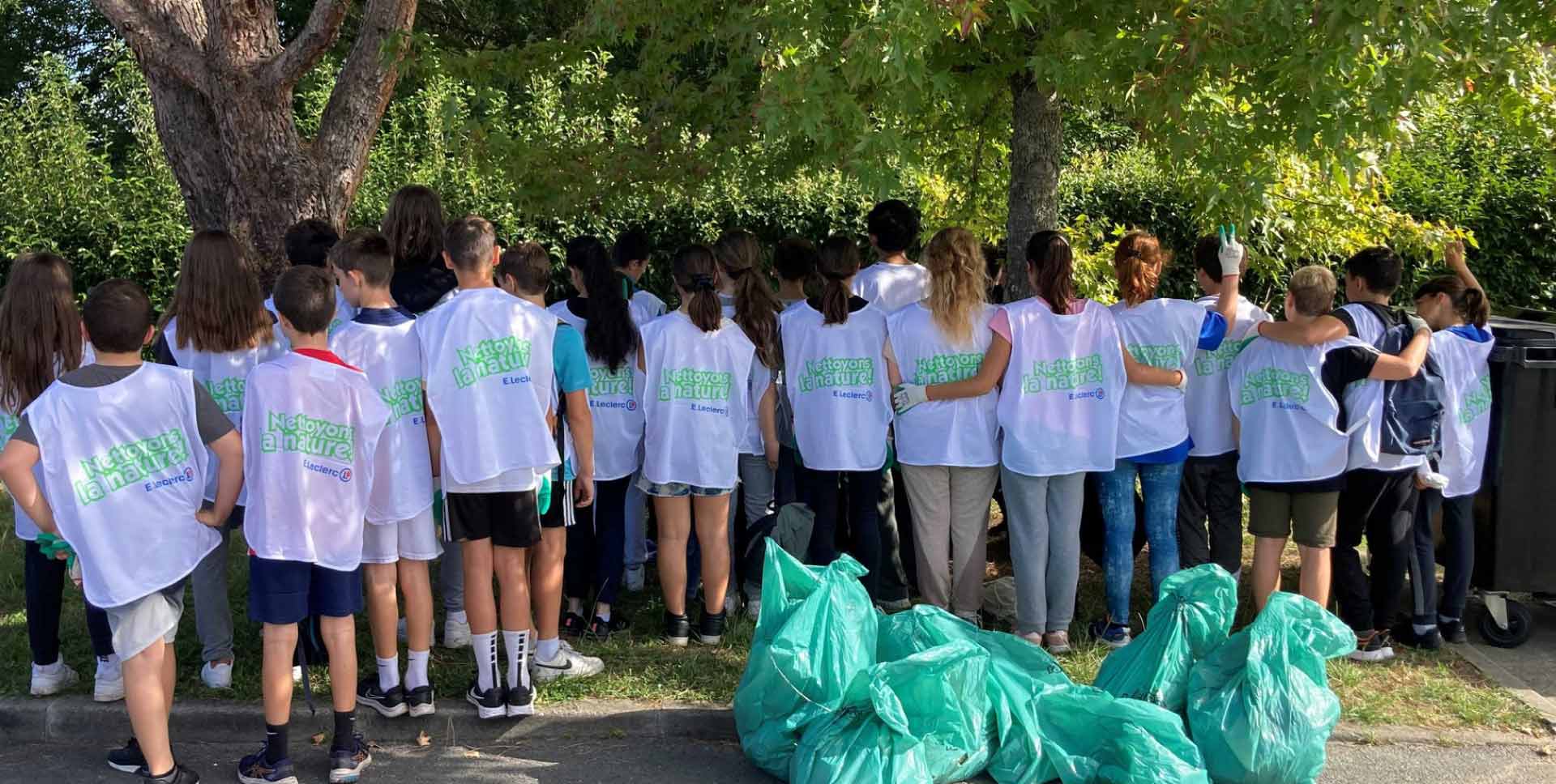 photo des eleves d'une ecole lors de l'operation nettoyons la nature