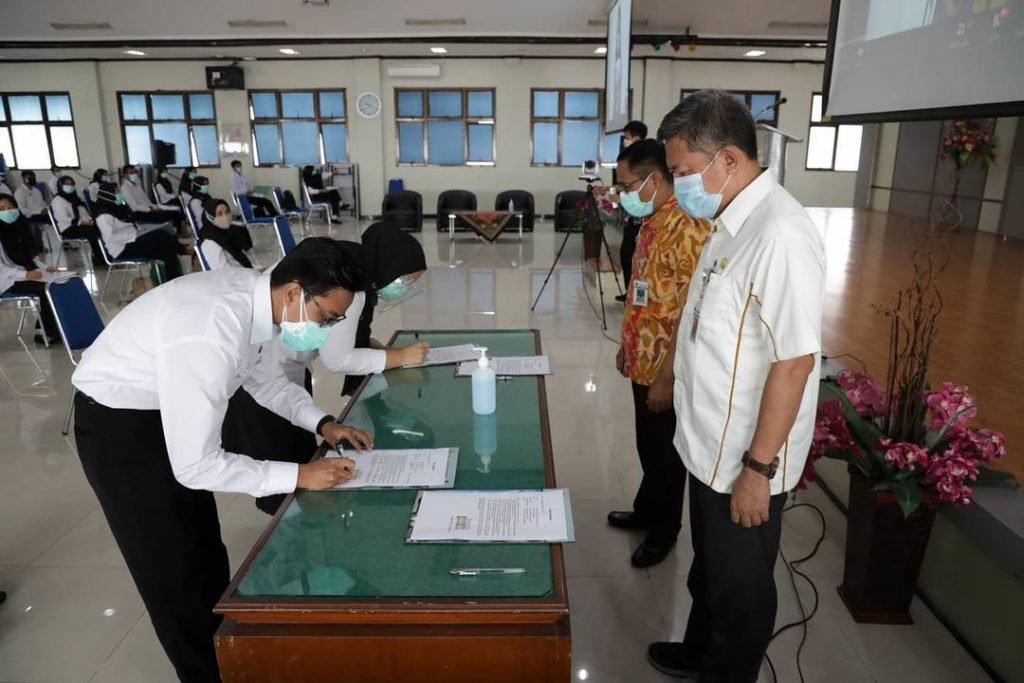 Surat edaran kemenpan rb tertanggal 30 april 2019, nomor b/500/m.sm.01.00/2019 peraturan menpan rb tentang pengangkatan cpns menjadi pns tahun 2019 perihal cpns yang belum diangkat menjadi pns yang melewati batas waktu. Penyerahan Sk Pengangkatan Cpns Provinsi Jawa Tengah Formasi 2019 Dan Pengarahan Gubernur Jawa Tengah Official Web Rsud Dr Moewardi
