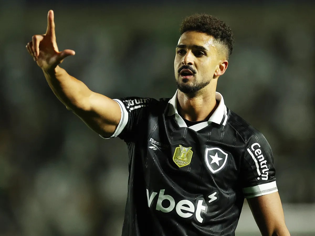 Chris Ramos estreou com doblete pelo Botafogo e marcou pela 1ª vez em uma primeira divisão