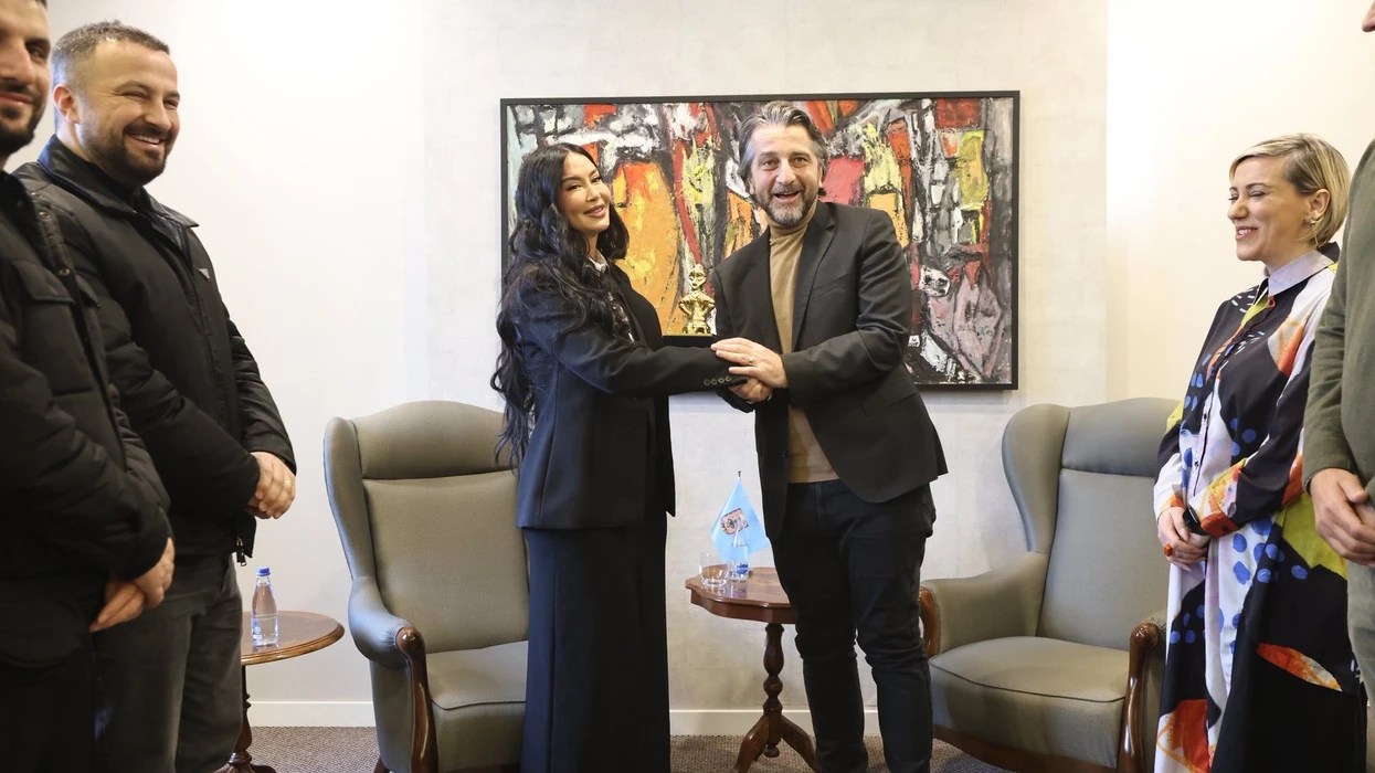 Dafina Zeqiri nderohet me  Hyjneshën në Fron  nga kryetari i Prishtinës Përparim Rama