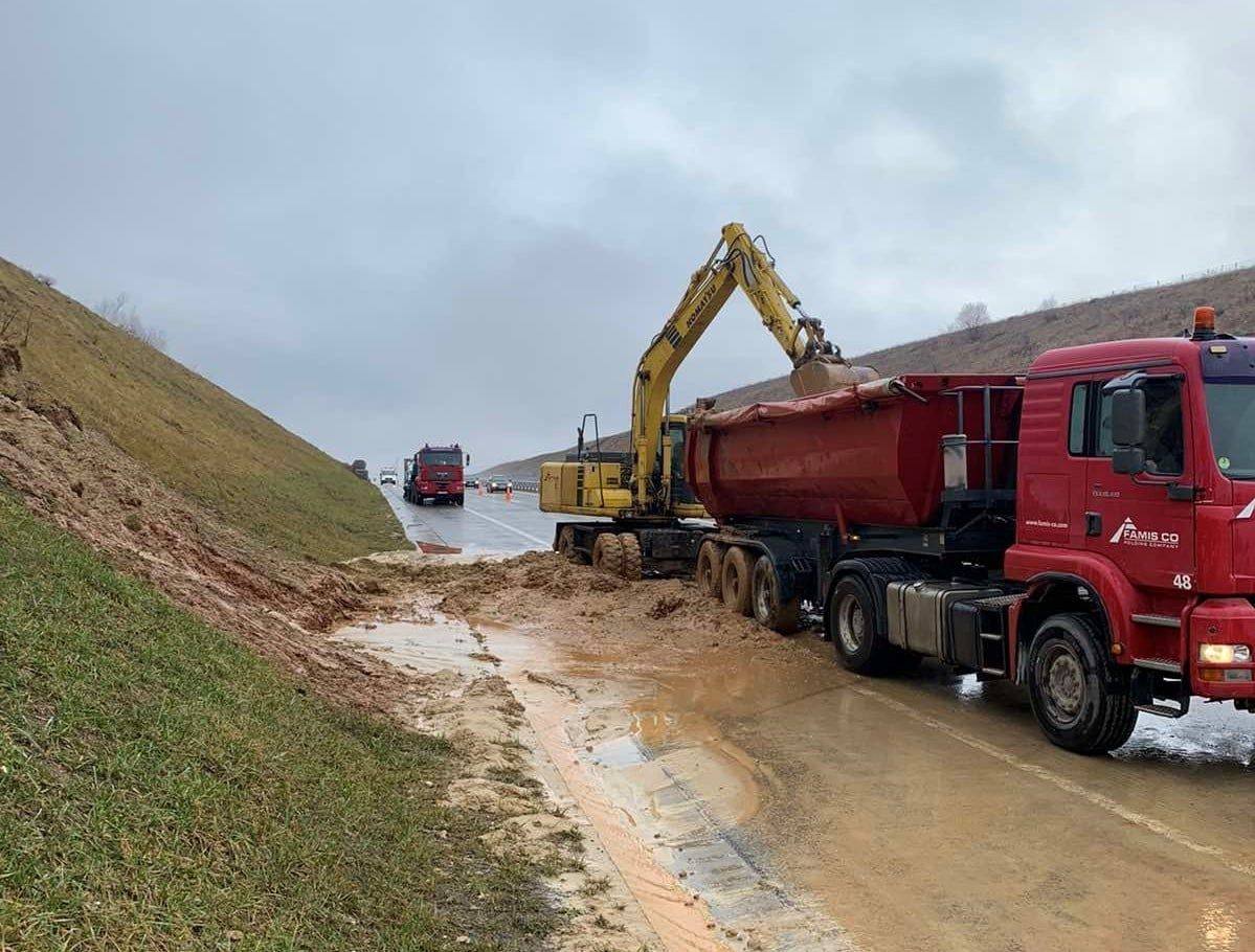  Rrëshqitje dheu  dëmtime në ura   Policia del me apel për shoferët