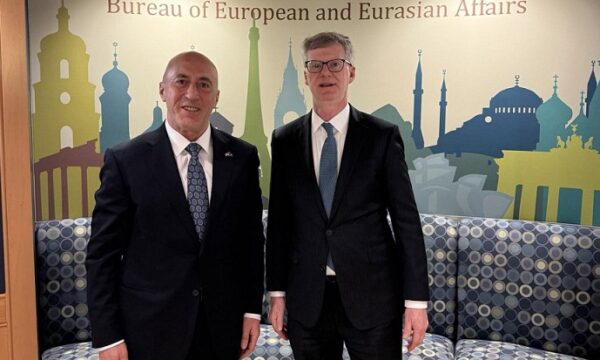 Haradinaj takon zyrtarin e DASH në SHBA  Anëtarësimi i Kosovës në NATO do t i kontribuojë paqes në rajon