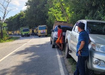 Antrean Truk Pengangkut Sampah Padati Gerbang TPA Batuta