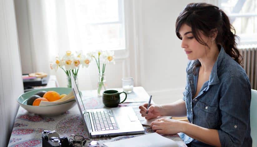 Pemaparan atau penggambaran tersebut bisa saja untuk benda, tempat, suasana dan sebagainya. 2 Contoh Teks Deskripsi Tentang Benda Dalam Bahasa Indonesia