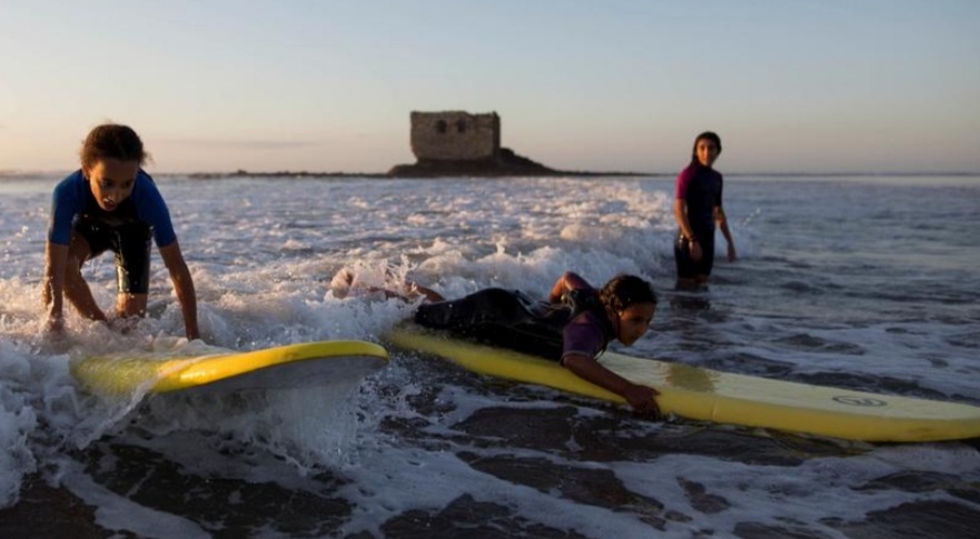غرق بطل في ركوب الأمواج بطرفاية