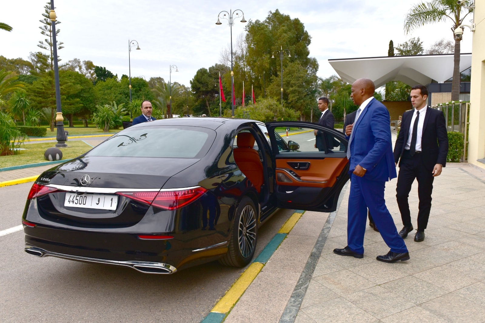 تفاصيل تنقلات رئيس الكاف بين ملاعب الكان في يوم واحد تفاصيل تنقلات رئيس الكاف بين ملاعب الكان في يوم واحد