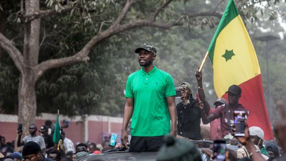السينغال تحكم بسجن زعيم المعارضة وتقطع الأنترنت عن هواتف السينغاليين