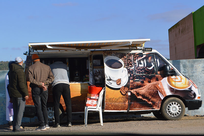 شكايات تدفع مجالس جماعات إلى منع المقاهي المتنقلة