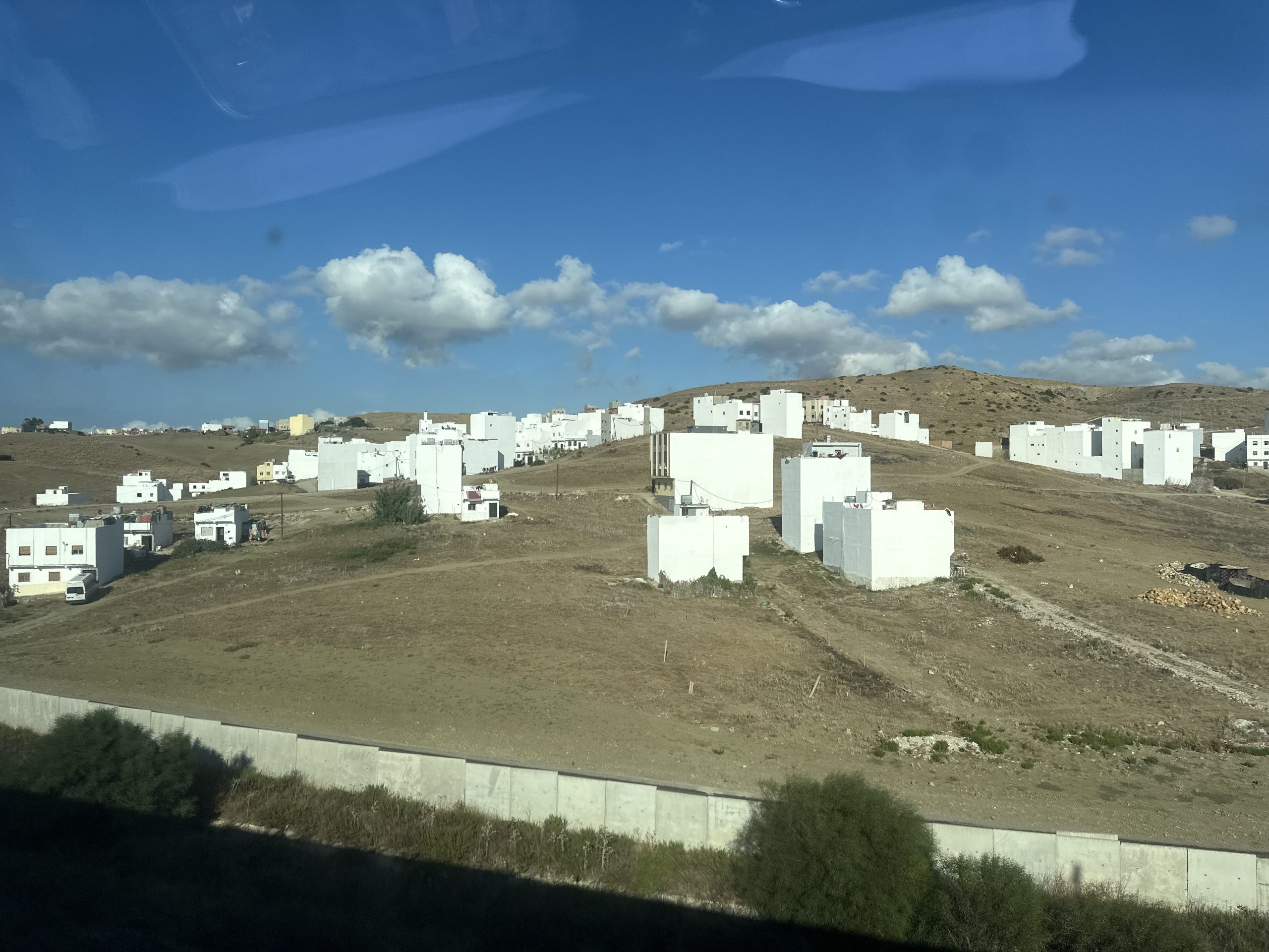 مجلس طنجة يحسم في تأهيل المباني الآيلة للسقوط وإزالة مظاهر التلوث بمغوغة والسواني