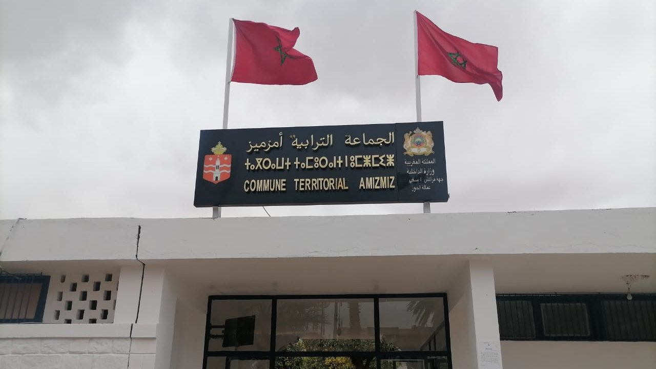 بعد عزل الرئيس.. القضاء الإداري يوقف مستشاراً بمجلس أمزميز