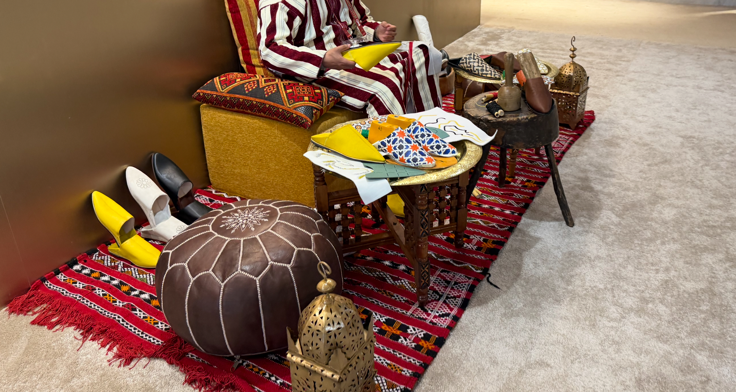 كنوز الصناعة التقليدية المغربية تتألق بملاعب الكان ومناطق المشجعين كنوز الصناعة التقليدية المغربية تتألق بملاعب الكان ومناطق المشجعين