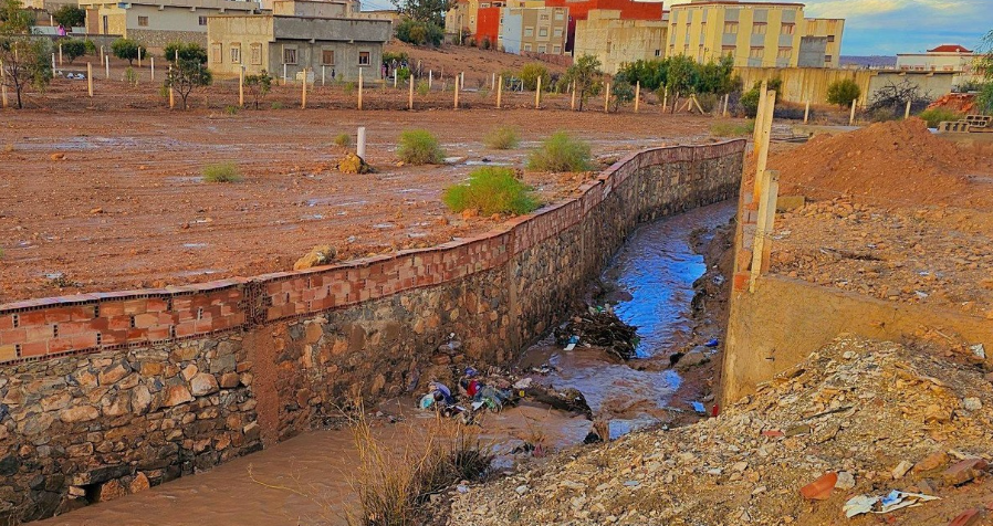 العثور على جثة شاب وسط السيول بالدريوش ومطالب بفتح ملف تعويض ضحايا فيضانات 2008