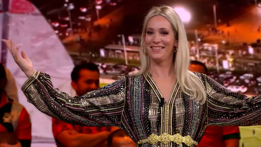 قناة ziggo sport الهولندية تحتفي بالكان.. تغطية من أرض الملعب واستوديو بالقفطان والشاي المغربي (فيديو)