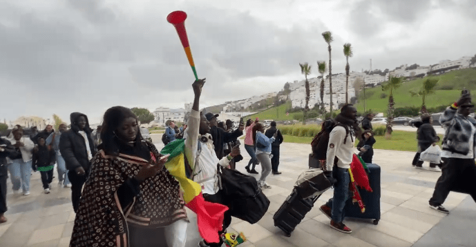 أجواء احتفالية بطنجة قبل انطلاق مباراة السينغال و بوتسوانا