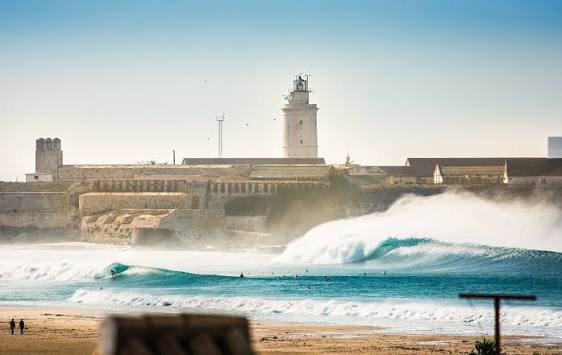 تعليق شامل للملاحة البحرية بين الجزيرة الخضراء وطريفة وطنجة بسبب سوء الأحوال الجوية