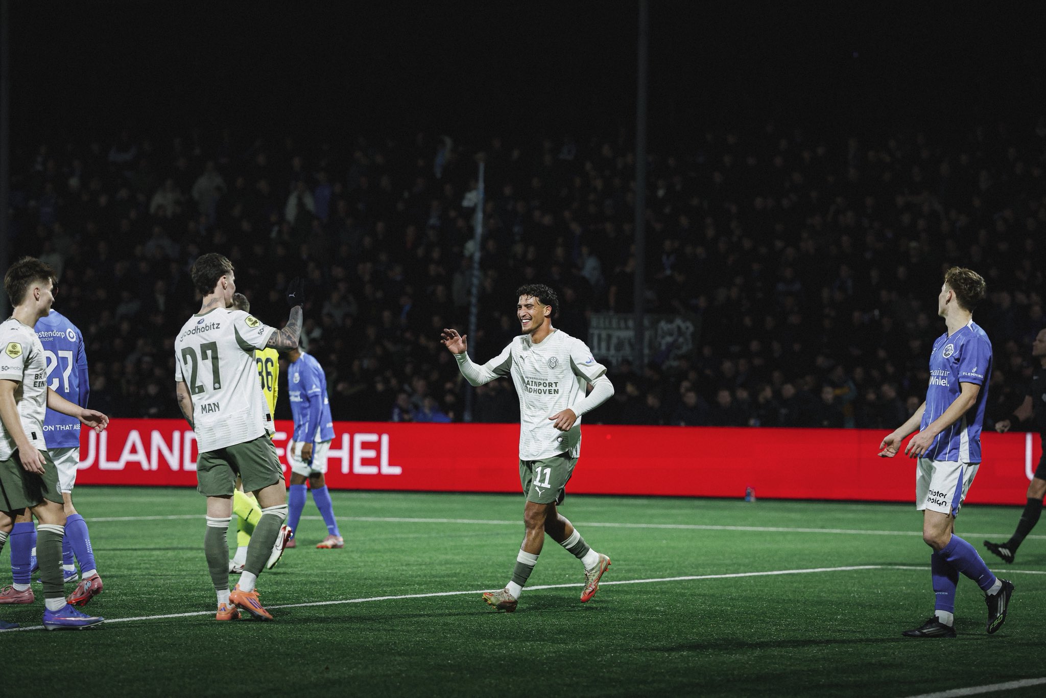 المغربي صهيب الدريوش يقود آيندهوفن إلى ربع النهائي