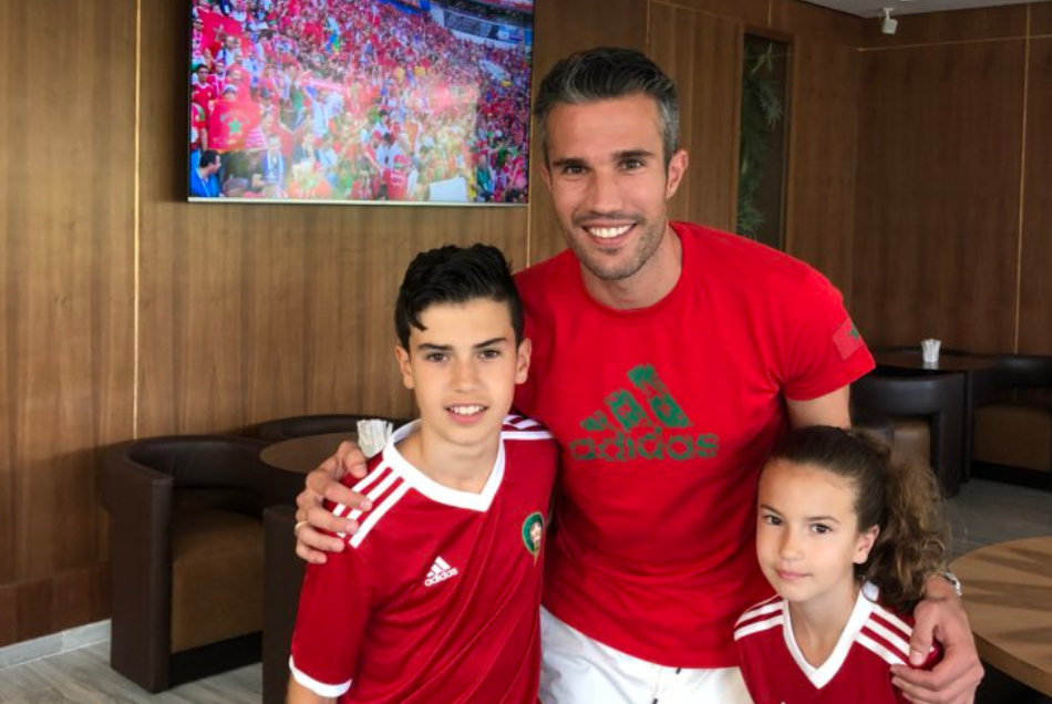 النجم الهولندي فان بيرسي المتزوج من مغربية : فرحت بإقصاء الجزائر من كأس أفريقيا