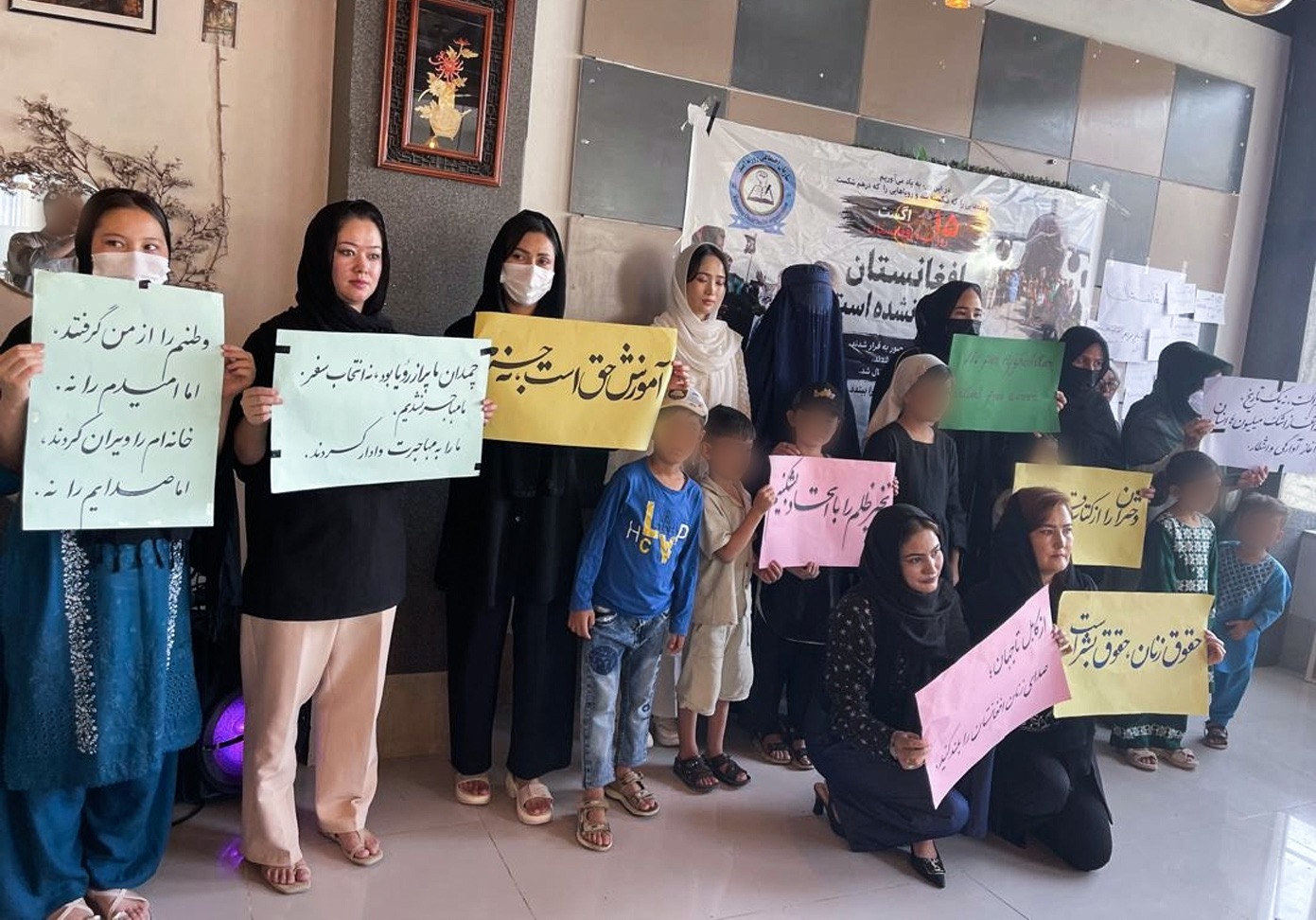 زنان معترض: هیچ‌ جامعه‌ای بدون حضور زنان نمی‌تواند به‌سوی آینده‌ای روشن حرکت کند