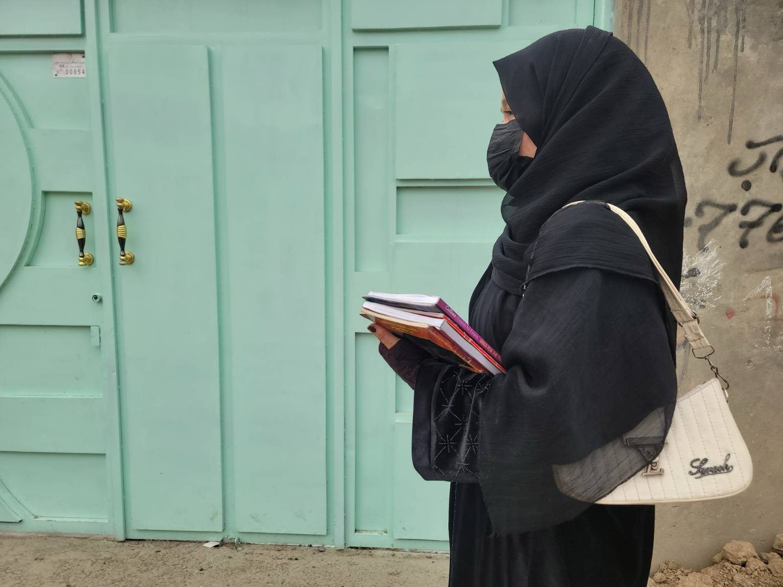 عفو بین‌الملل: پنج سال محرومیت دختران افغانستان از آموزش «بی‌عدالتی» است