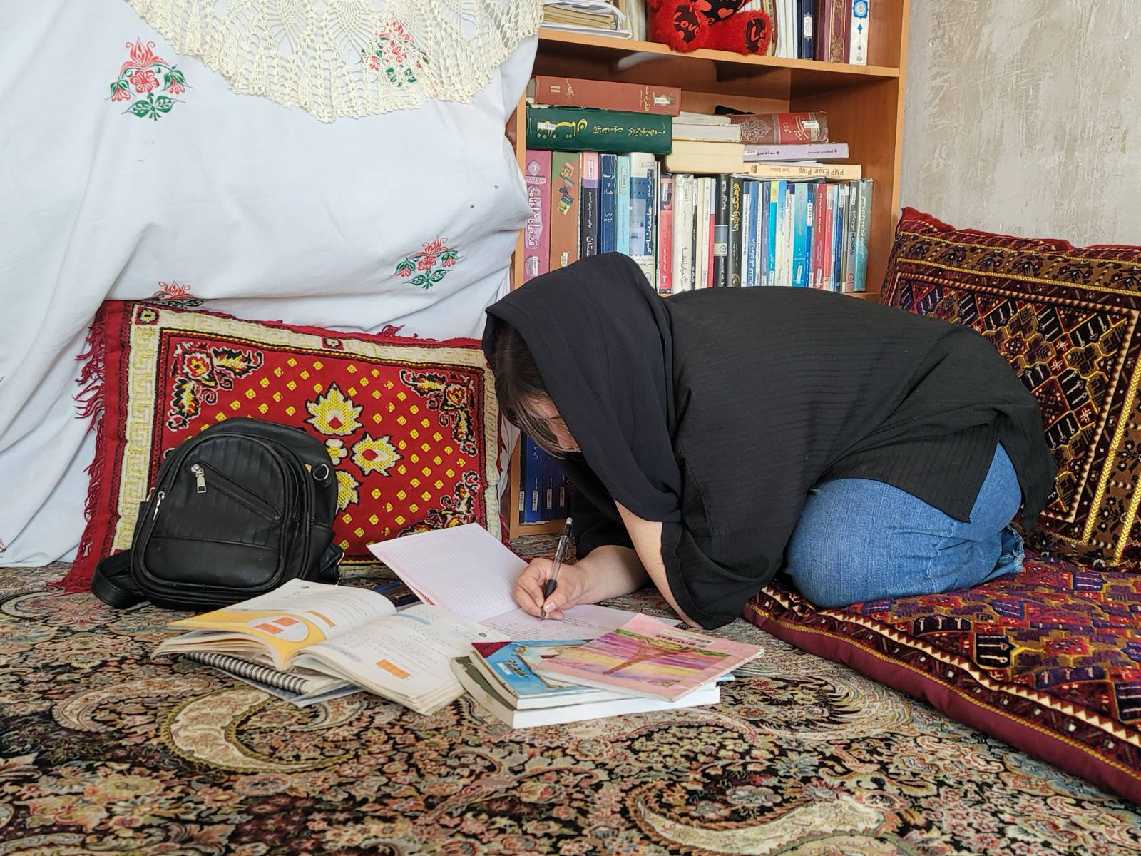 اوچا: دختران افغانستان از کمبود منابع و محدودیت‌های طالبان بر نظام آموزش رنج می‌برند