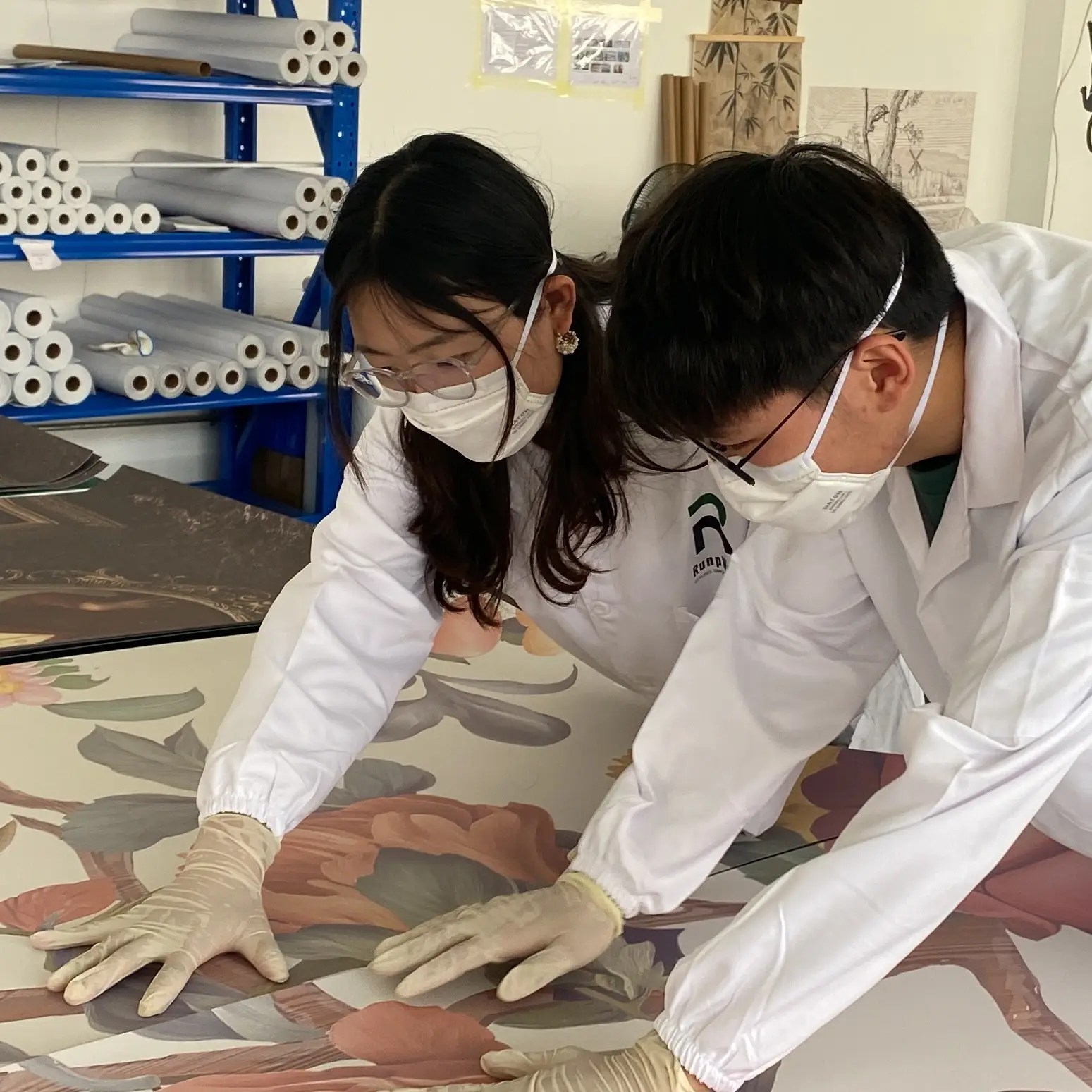 Wall Mural Golden Sample color and seam inspection