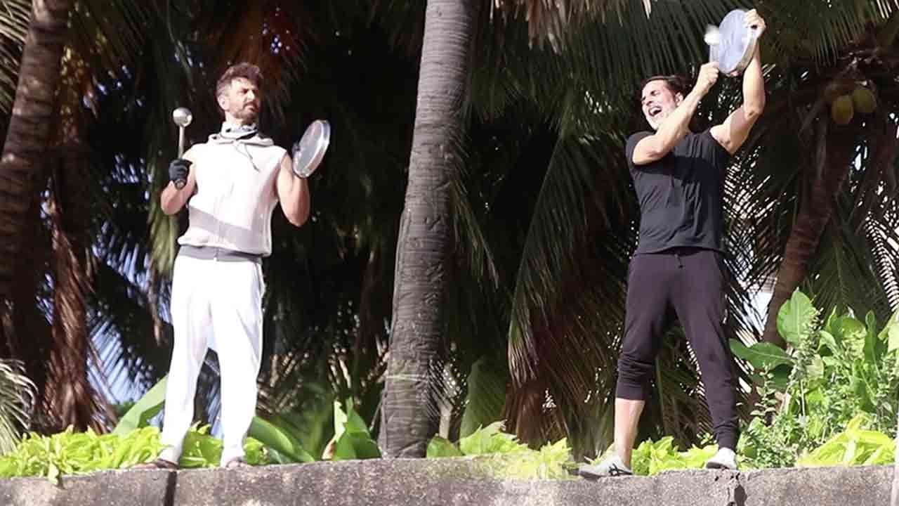 Hrithik Roshan and Akshay Kumar- showed their 'Gratitude' or was it a PUBLICITY STUNT? 1