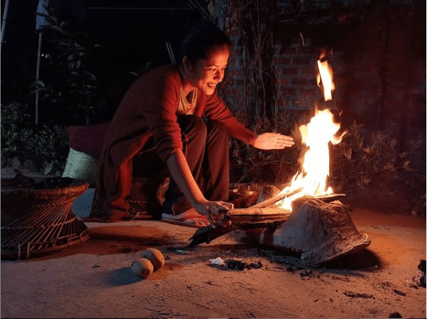শীতৰ আমেজ লৈ জুইৰ কাষ পাইছে কন্ঠশিল্পী সুবাসনা দত্তঃ 1