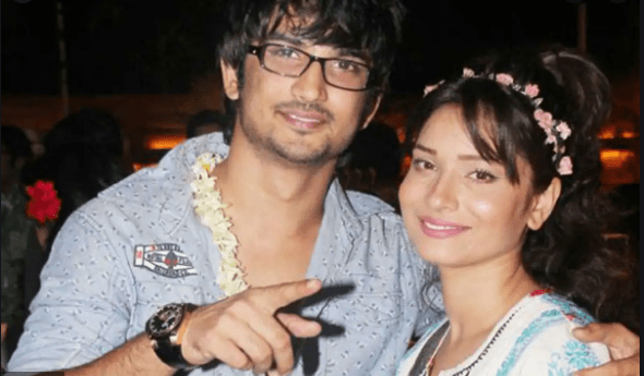 বিচ্চেদৰ পিছতো ঘৰৰ দেৱালত ৰাখিছিল সুশান্ত সিং ৰাজপুতৰ ফটোঃ 1