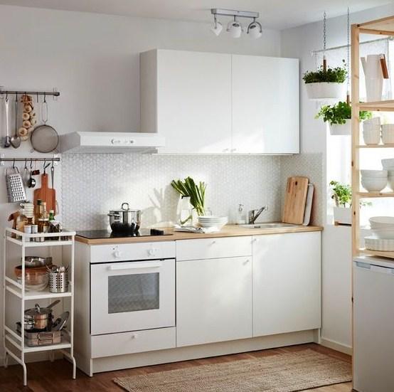 Beri label pada setiap kontainer makanan untuk mempermudah anda saat menyiapkan makanan. 11 Inspirasi Desain Dapur Cantik Sederhana Untuk Hunian Anda