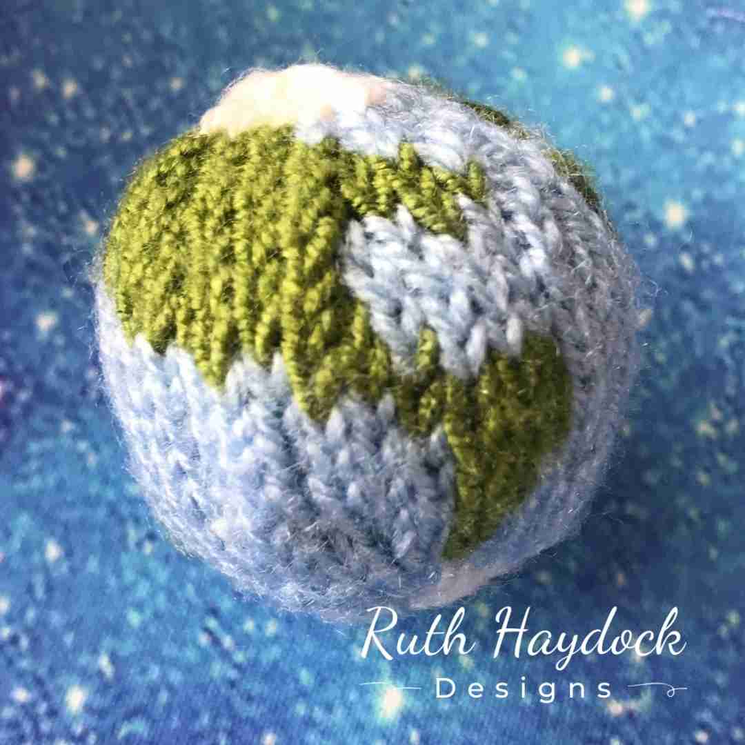 Mini-Knitted-Globe-Pattern-Ruth-Haydock-4