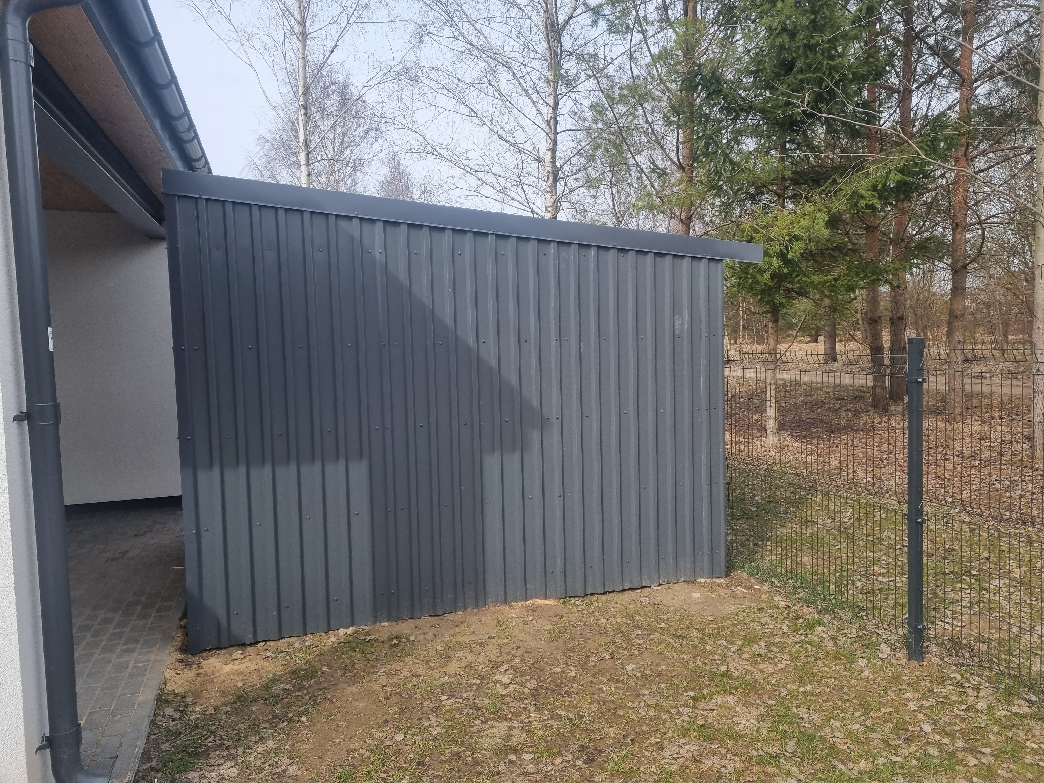 A temporary fence in front of a house and ground to guide readers to the image caption.