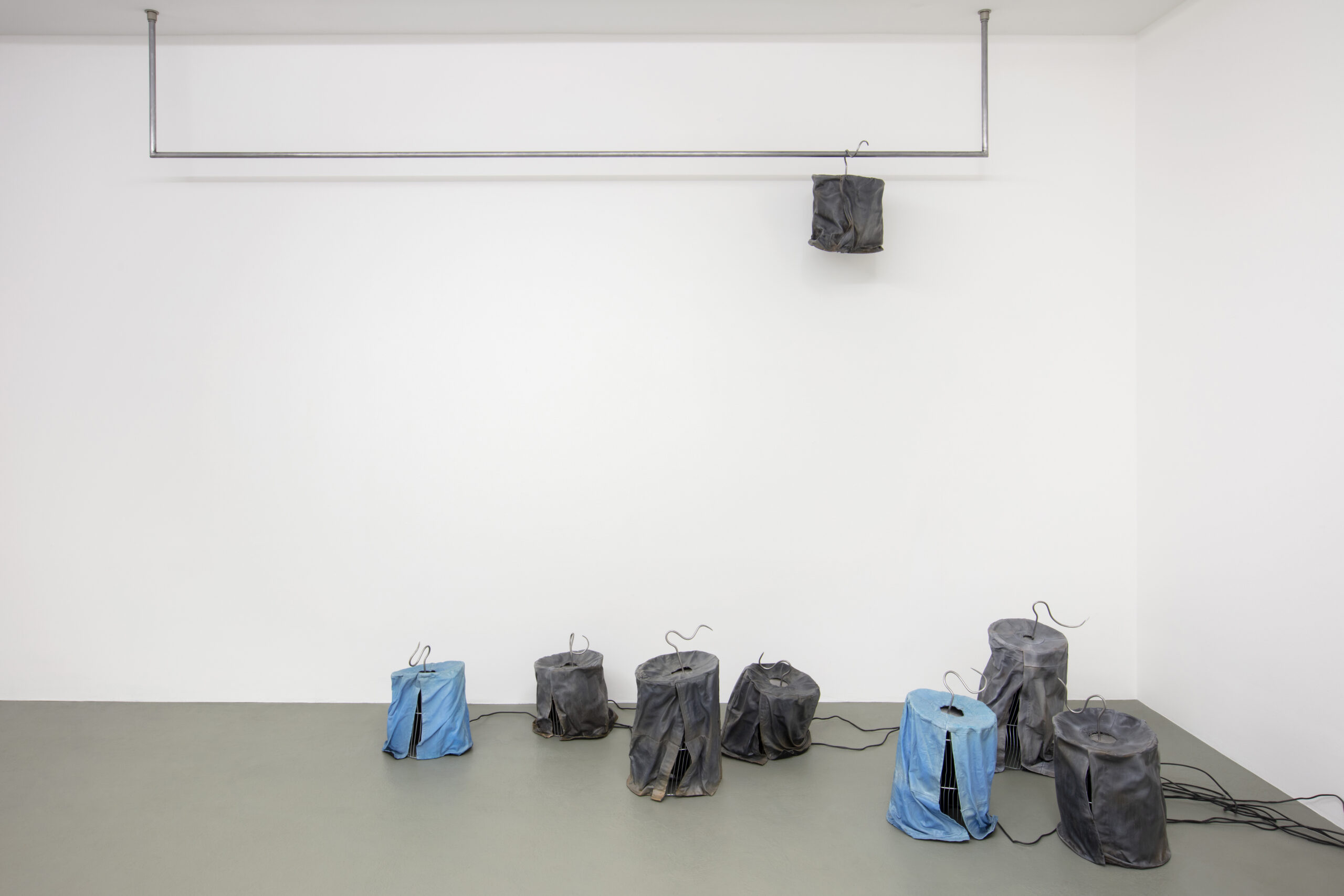 Installation View, Singing at a loud party, Bungalow, Berlin. Photography : Andrea Rossetti