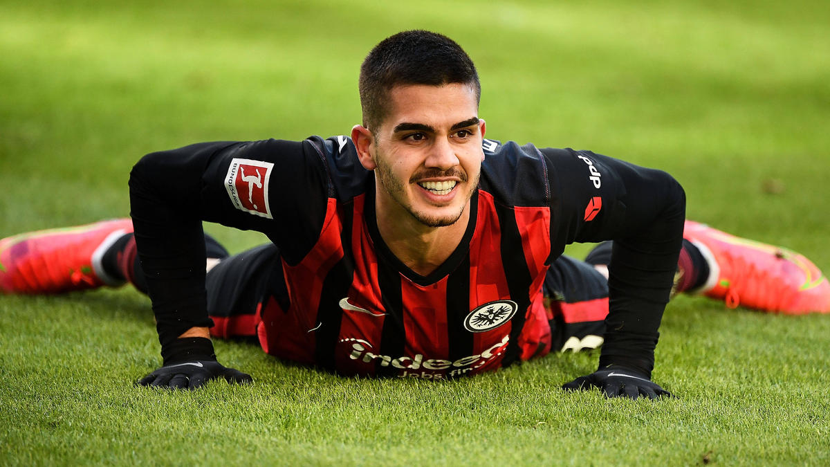 Pemain depan andre silva resmi beralih seragam dari eintracht frankfurt ke sesama kontestan bundesliga jerman rb leipzig. AndrÃ© Silva vermeidet Bekenntnis zu Eintracht Frankfurt