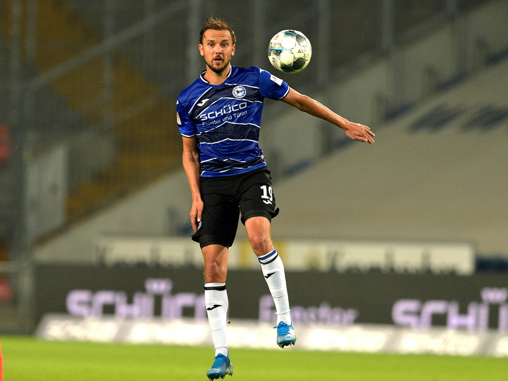 Arminia Bielefeld Manuel Prietl Verlangert Anderson Lucoqui Zu Mainz Kicker Manuel Prietl DSC Arminia Bielefeld right footed shot from outside the box is high and wide to the right.