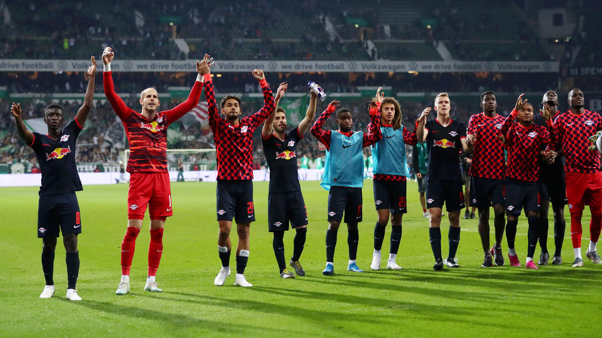 Rb leipzig dominiert das spiel, hat deutlich mehr ballbesitz und mehr zug zum tor. Leipzig-Spiel im Vergleich zum FC Bayern "noch nicht optimal"