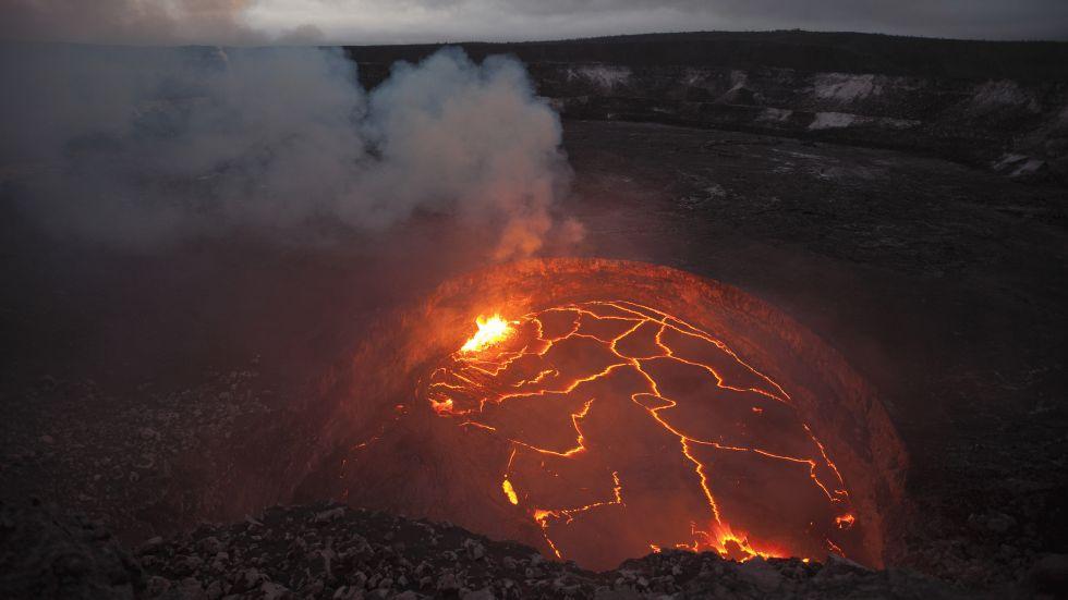 Dropping temperatures above 13,000 feet. Hawaii Volcanoes National Park To Close As Kilauea Eruption Fears Rise The Weather Channel Articles From The Weather Channel Weather Com