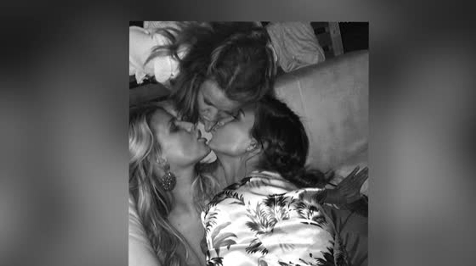 Ellen-DeGeneres-Portia-de-Rossi-went-three-way-kiss - Mad TV