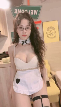 卷發爆乳眼鏡禦姐鏡頭前露奶露逼與狼友激情互動 穿著情趣吊帶裝艷舞掰穴挑逗呻吟淫水泛濫 逼逼被操多得黑了 對白淫蕩 - 截图1