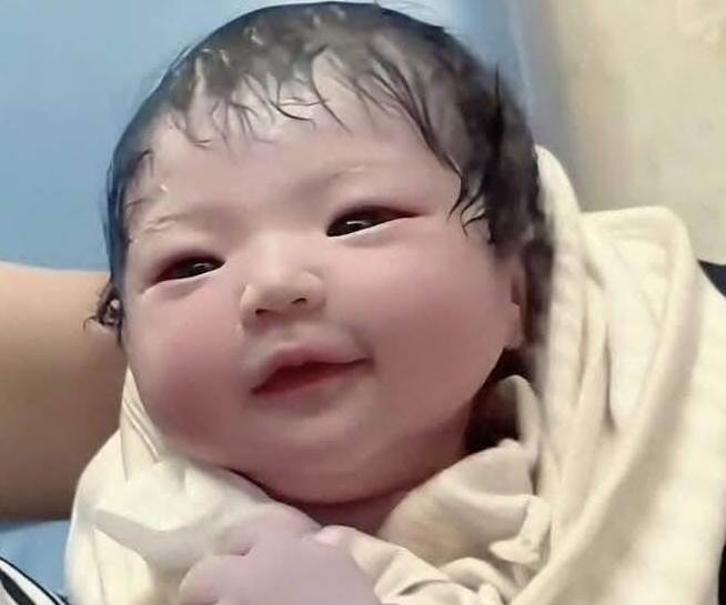 新生兒出生「不哭反笑」,父母開心炫耀!醫生衝過來看了一眼...臉色瞬間變了