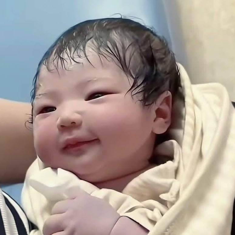 新生兒出生「不哭反笑」,父母開心炫耀!醫生衝過來看了一眼...臉色瞬間變了