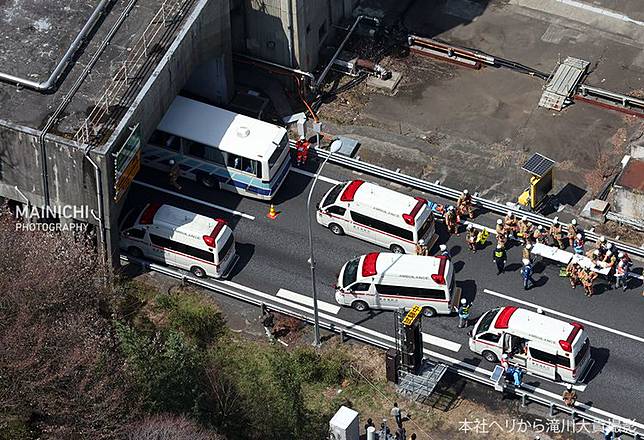 高速公路「2輛遊覽車」追撞！車上載滿遊客「傷亡曝光」：救護車堵滿隧道口