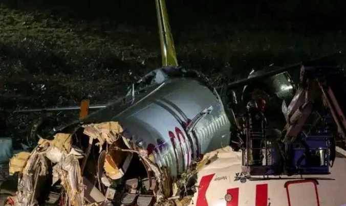 突傳一聲巨響!波音737斷成三截,機上載183人,場面慘不忍睹……