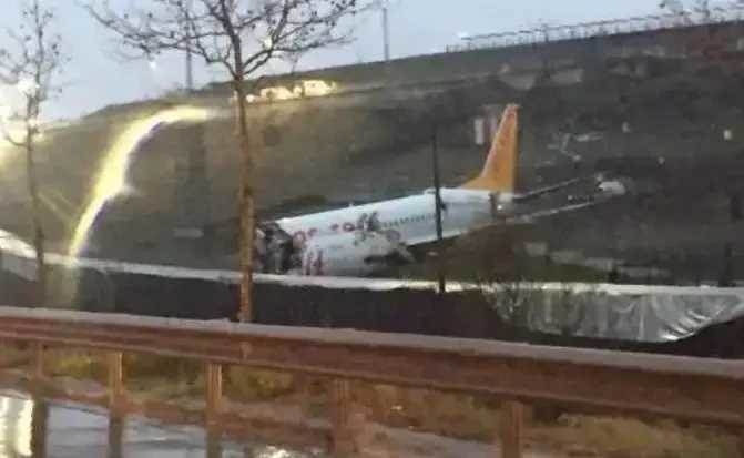 突傳一聲巨響!波音737斷成三截,機上載183人,場面慘不忍睹……