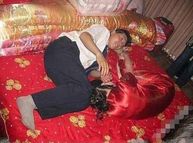 洞房夜 老公發現妻子有妊娠紋 怒將她趕走 天亮打開門傻住