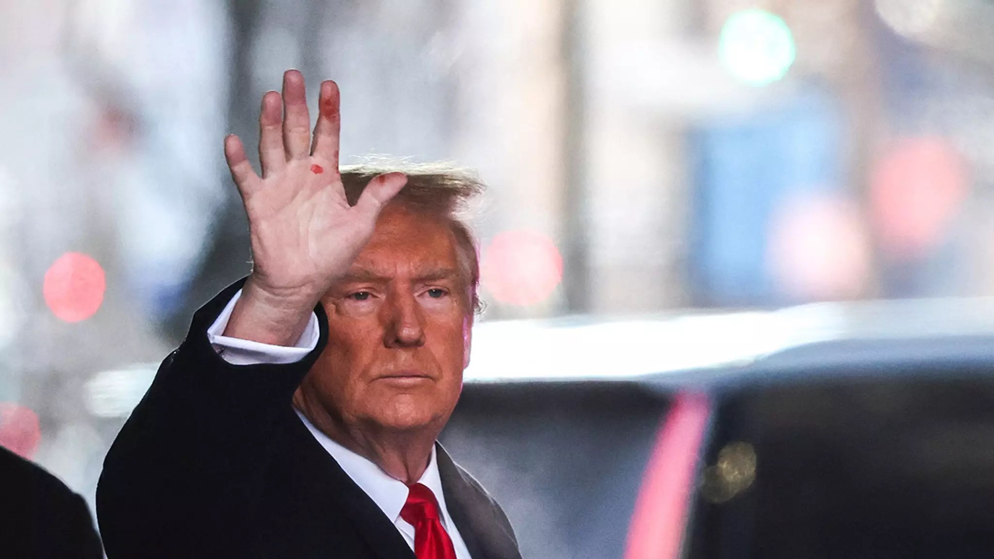 The Truth Behind the Controversial Photo of Donald Trump’s Hand