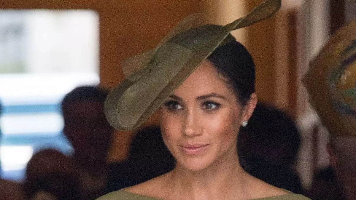 Meghan Markle Stuns in Off-the-Shoulder Gown at Invictus Games Dinner