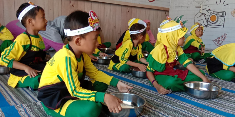 Kerajinan paud tema hewan ayam bertelur lagu anak tema pekerjaan tukang kayu lagu anak tema profesi pekerjaan dan tempat bekerja suatu . Guru Berbagi Rencana Pembelajaran Tema Pekerjaan