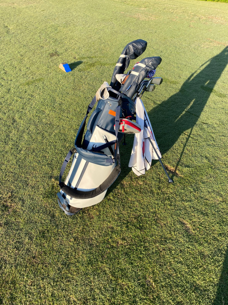 Deemed the perfect caddie bag, the sl1 weighs a mere 57 ounces and purposely limits pocket space so you're not tempted to overload it with golf balls, tees, and other junk. Stitch Sl2 Golf Bag Golf Bags Carts Headcovers Golfwrx