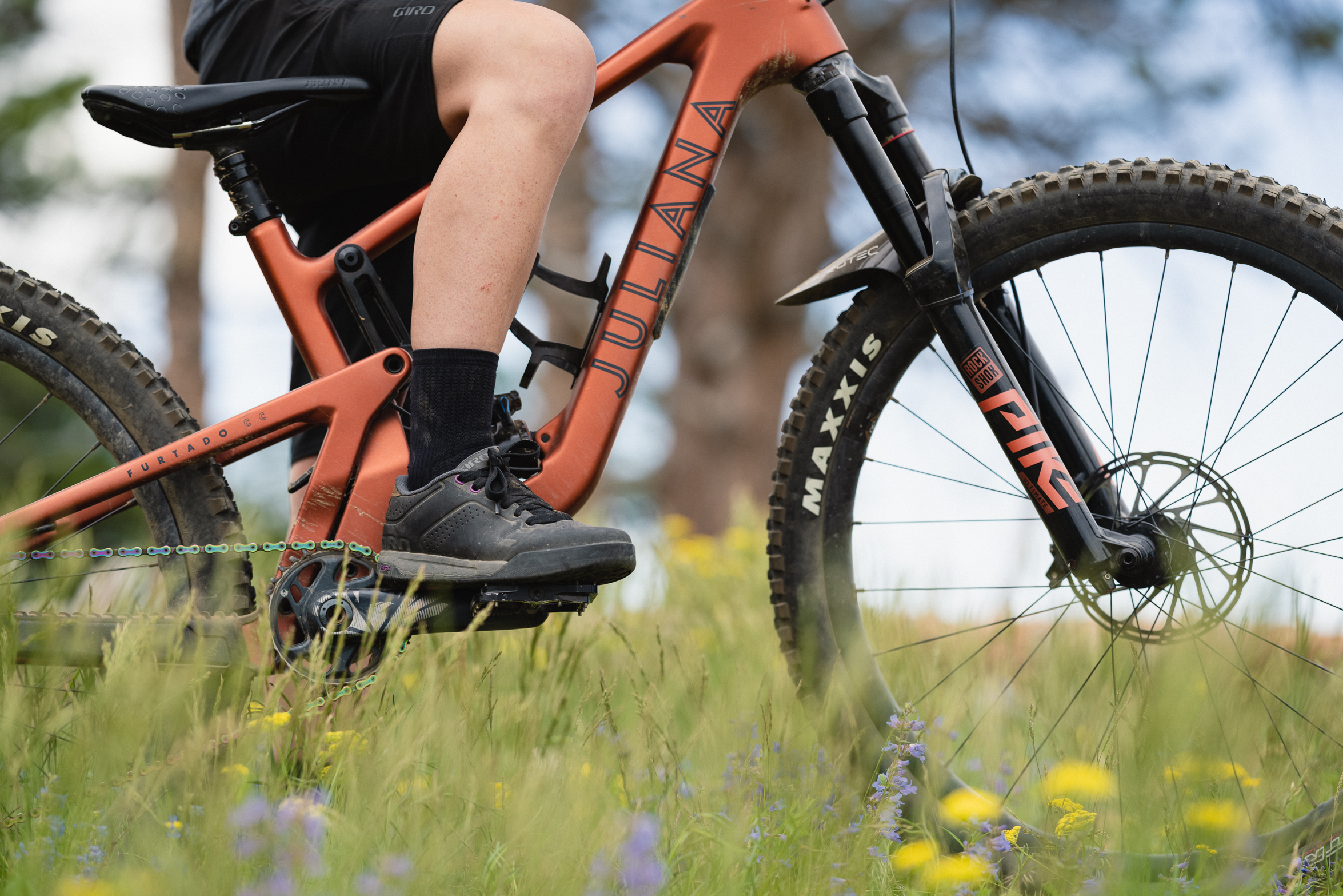 Giro Plays With 'Mute Foam,' Releases Latch Flat-Pedal MTB Shoe